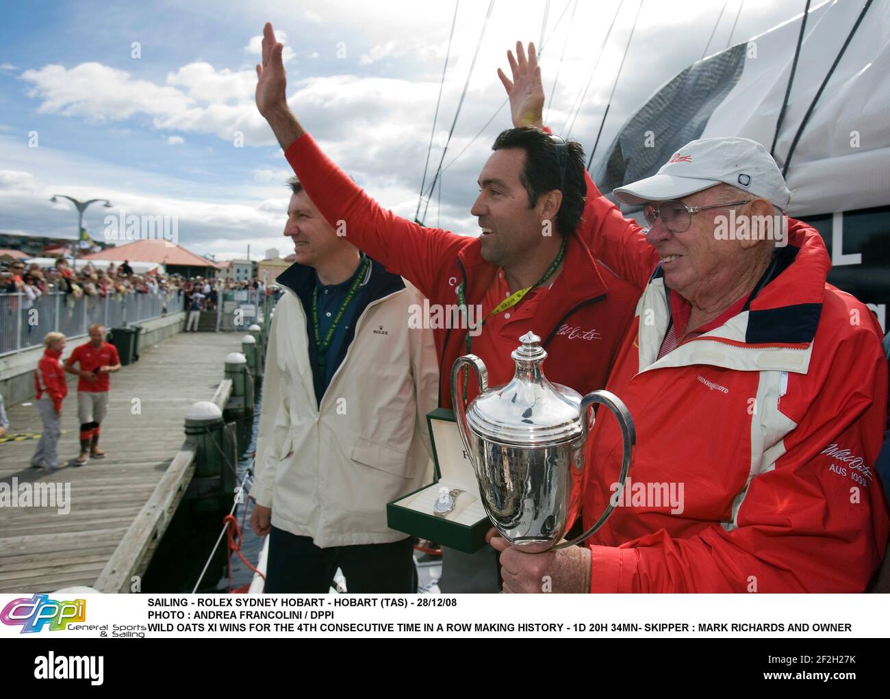SAILING - ROLEX SYDNEY HOBART - HOBART (TAS) - 28/12/08 PHOTO : ANDREA FRANCOLINI / DPPI WILD OATS XI WINS FOR THE 4TH CONSECUTIVE TIME IN A ROW MAKING HISTORY - 1D 20H 34MN- SKIPPER : MARK RICHARDS AND OWNER BOB OATLEY Stock Photo