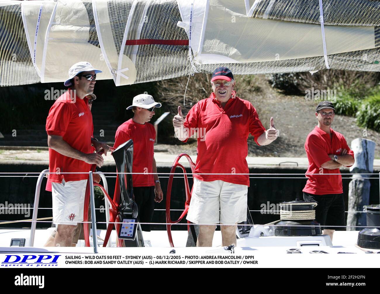 SAILING - MAXIS - SYDNEY (AUS) - 08/12/2005 - PHOTO : ANDREA FRANCOLINI / DPPI WILD OATS XI 98ft / OWNERS : BOB AND SANDY OATLEY (AUS) - SKIPPER MARK RICHARD AT THE WHEEL WITH THE OWNER BOB OATLEY Stock Photo