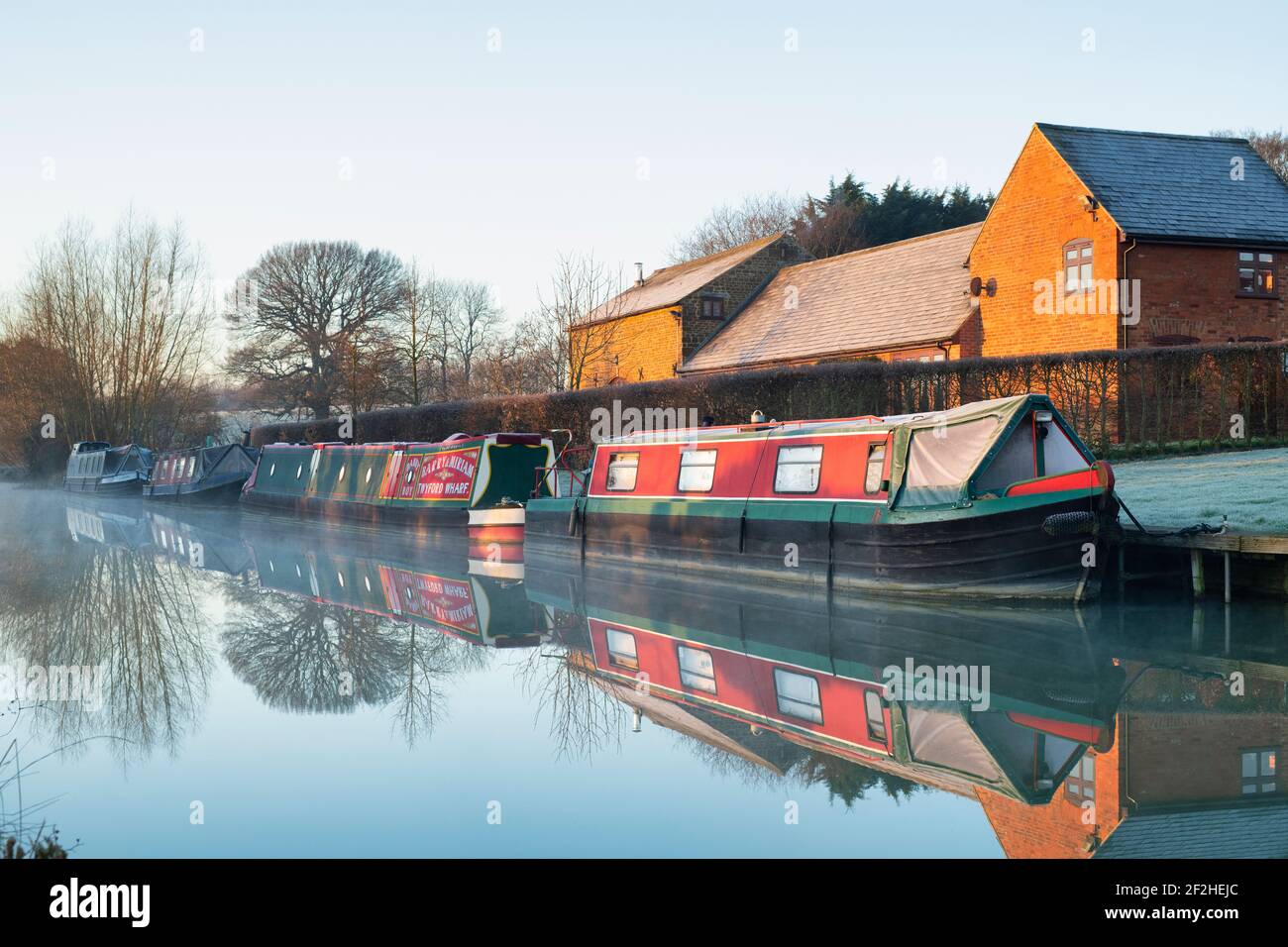Twyford wharf narrow boats hires stock photography and images Alamy