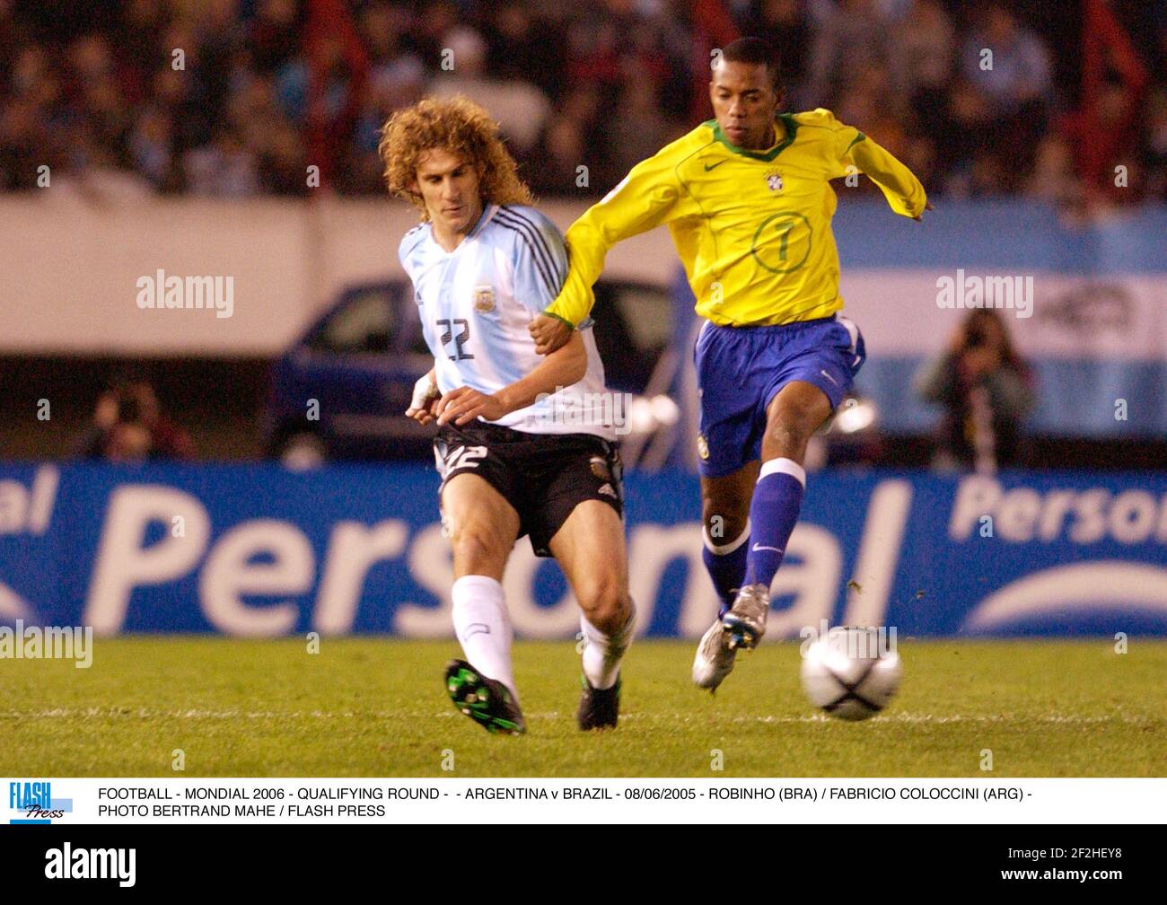 FOOTBALL - MONDIAL 2006 - QUALIFYING ROUND - - ARGENTINA v BRAZIL - 08/06/2005 - ROBINHO (BRA) / FABRICIO COLOCCINI (ARG) - PHOTO BERTRAND MAHE / FLASH PRESS Stock Photo