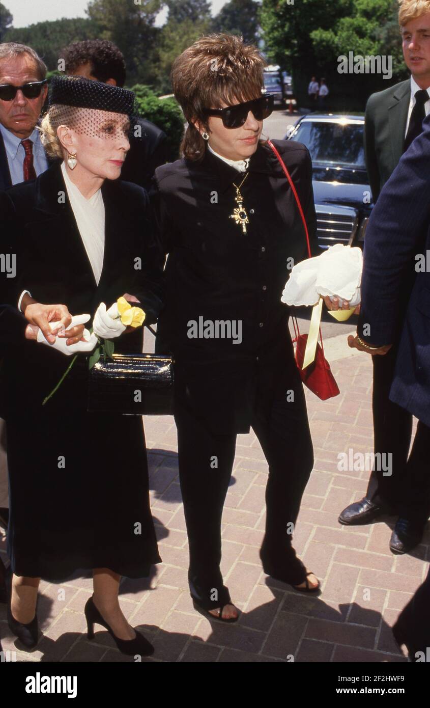 Lee Minnelli and Liza Minnelli at the funeral of Vincente Minnelli on