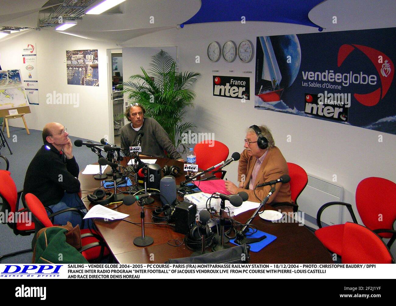 SAILING - VENDEE GLOBE 2004-2005 - PC COURSE- PARIS (FRA) MONTPARNASSE  RAILWAY STATION - 18/12/2004 - PHOTO : CHRISTOPHE BAUDRY / DPPI FRANCE  INTER RADIO PROGRAM "INTER FOOTBALL" OF JACQUES VENDROUX LIVE