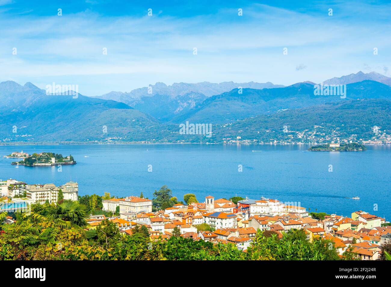 beautiful-autumn-landscape-of-stresa-town-on-the-shores-of-lake