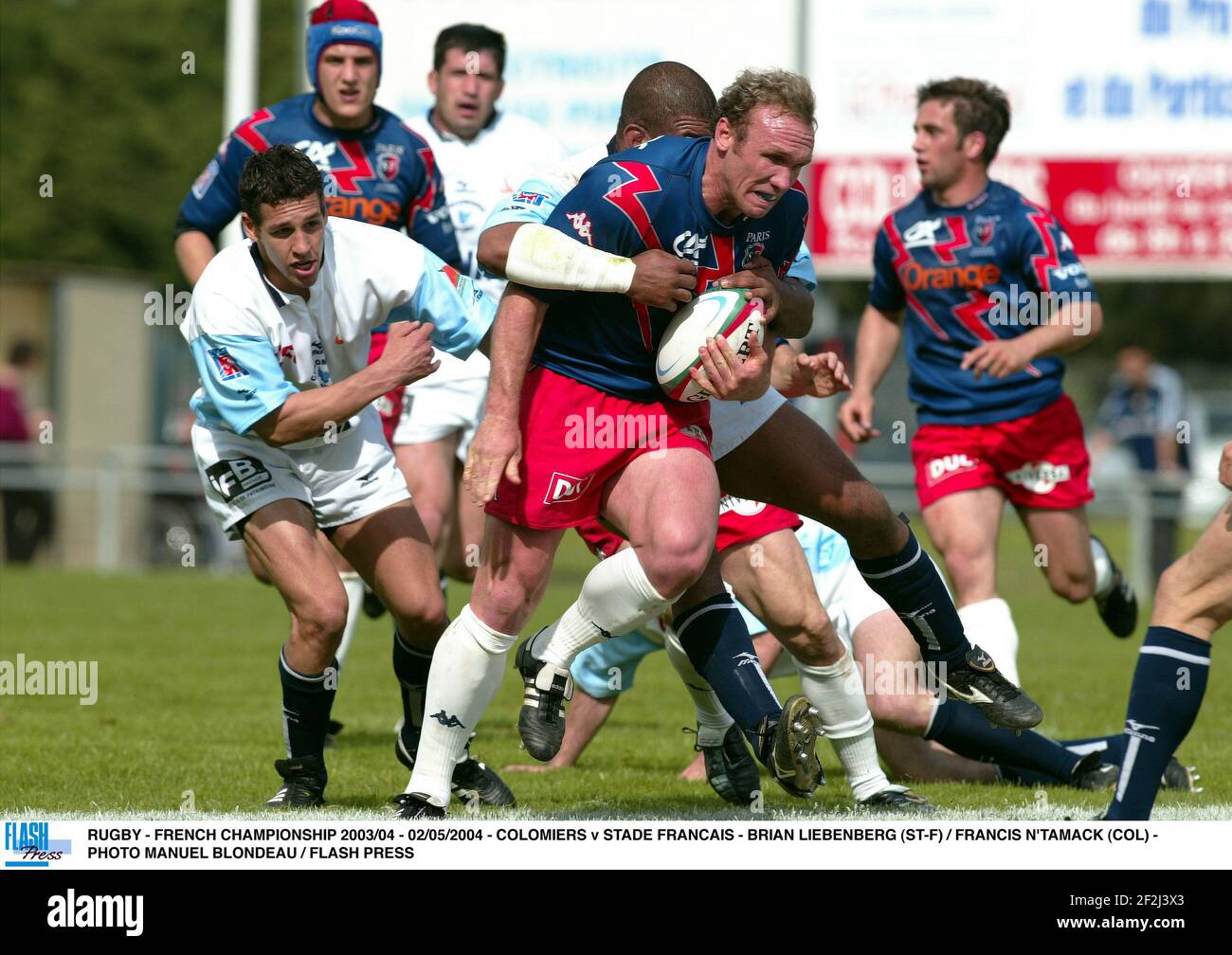 RUGBY - FRENCH CHAMPIONSHIP 2003/04 - 02/05/2004 - COLOMIERS v STADE FRANCAIS - BRIAN LIEBENBERG (ST-F) / FRANCIS N'TAMACK (COL) - PHOTO MANUEL BLONDEAU / FLASH PRESS Stock Photo