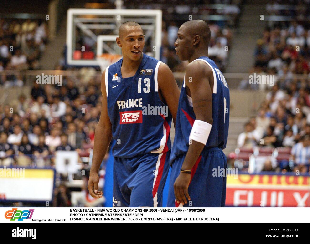 BASKETBALL - FIBA WORLD CHAMPIONSHIP 2006 - SENDAI (JAP) - 19/08/2006 PHOTO  : CATHERINE STEENKESTE / DPPI FRANCE V ARGENTINA WINNER / 70-80 - BORIS  DIAW (FRA) - MICKAEL PIETRUS (FRA Stock Photo - Alamy
