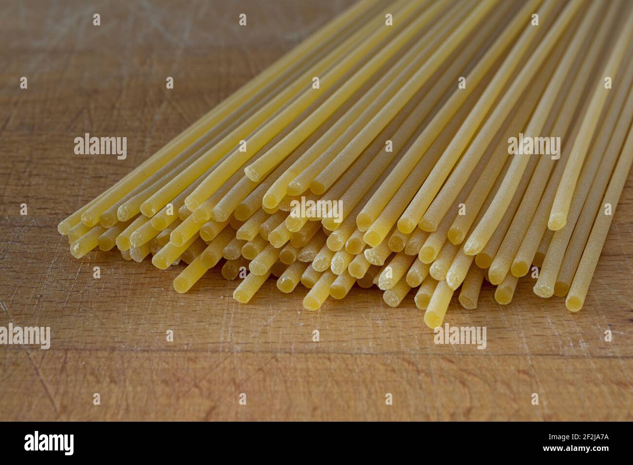 pasta italiana spaghetti sul tagliere di legno primo piano Stock Photo