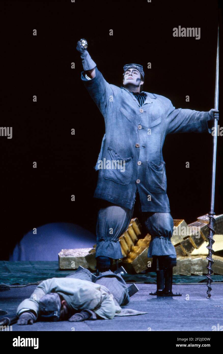 l-r: Gwynne Howell (Fasolt - dead), Franz-Josef Selig (Fafner) in DAS RHEINGOLD by Wagner at the The Royal Opera, Covent Garden, London WC2 16/09/1991 conductor: Bernard Haitink design: Peter Sykora lighting: John B Read director: Gotz Friedrich Stock Photo