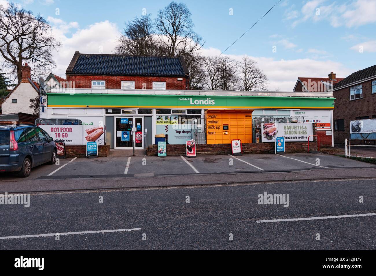 Londis convenience store chain selling discounted, own-brand groceries, with an off licence in Coltishall, Norfolk, UK Stock Photo