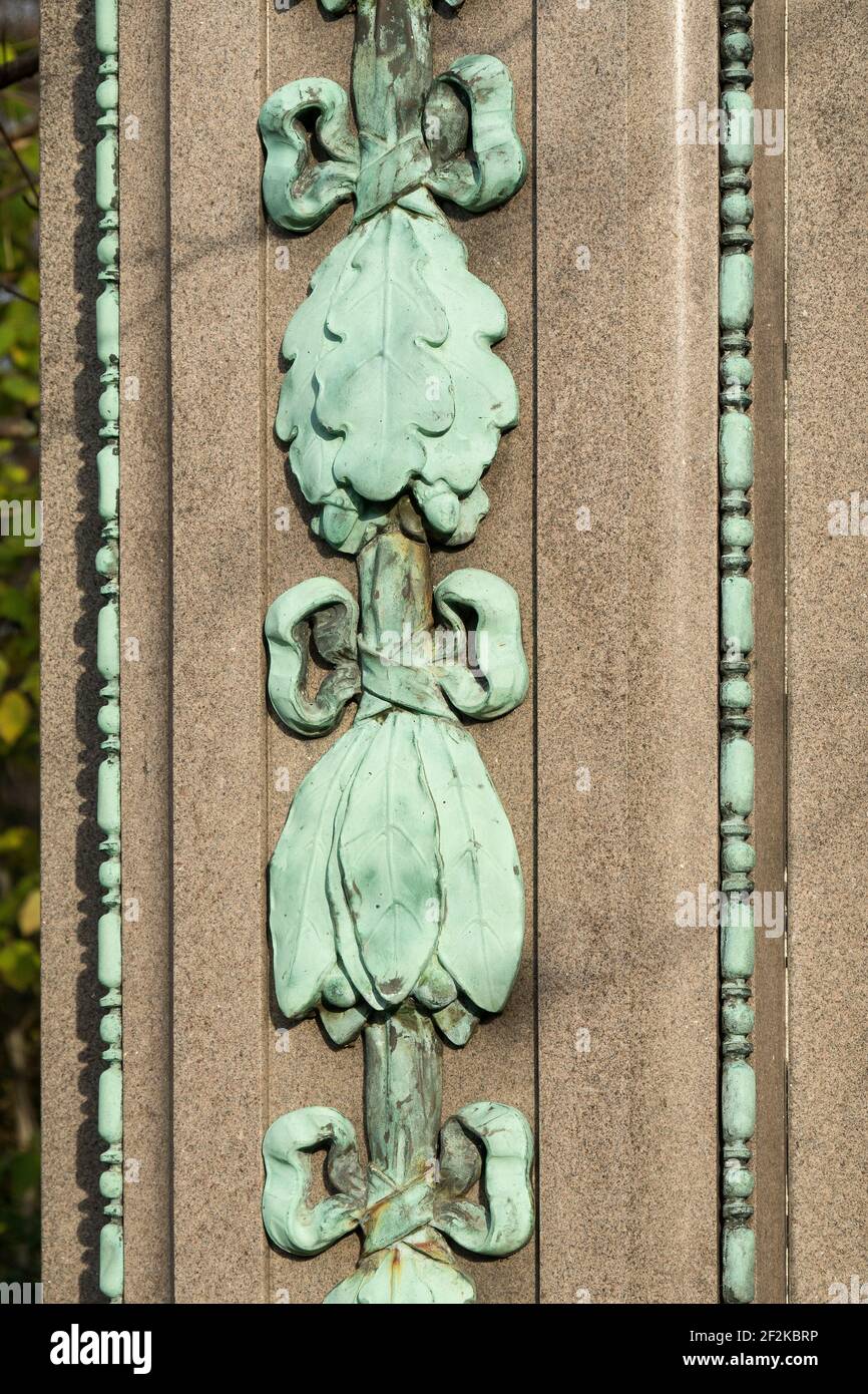 Berlin, Jewish cemetery Berlin Weissensee, field H4, tomb, light