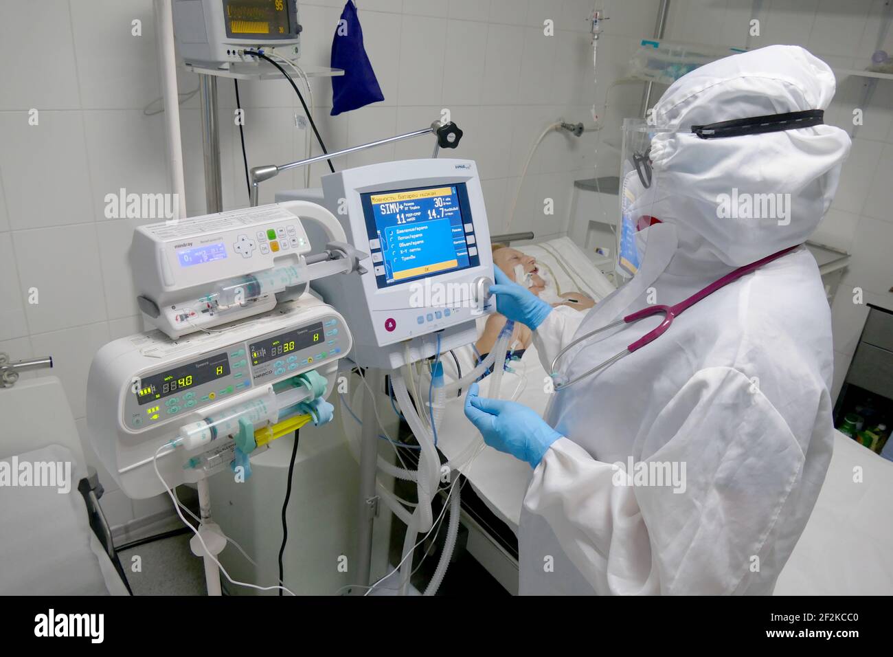IVANO-FRANKIVSK, UKRAINE - MARCH 12, 2021 - A healthcare worker changes the settings of a ventilator in the COVID-19 ward of the Anesthesiology and In Stock Photo