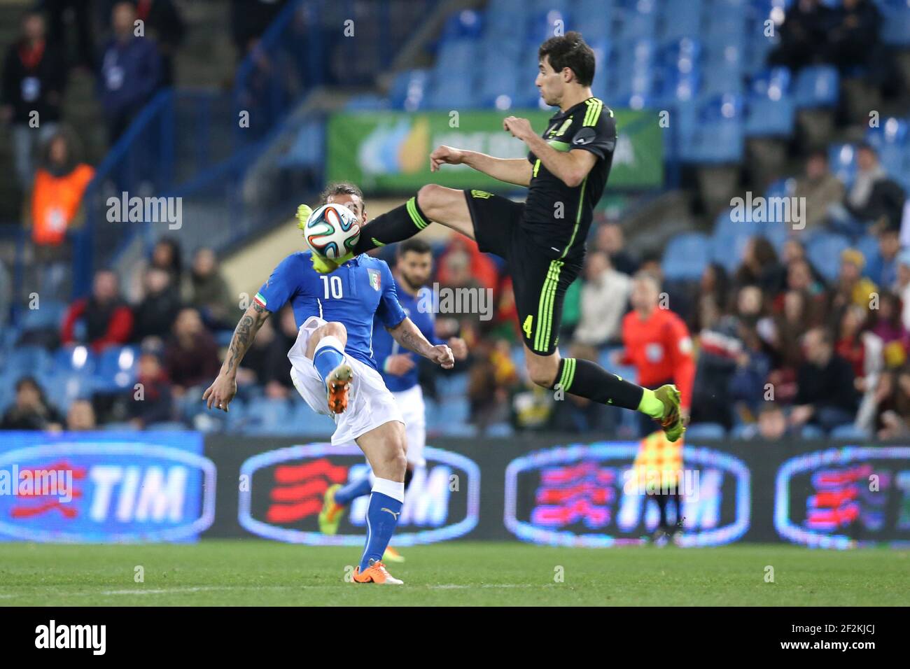 Football - International Friendly Games 2014 - Spain v Italy on March 5, 2014 in Vicente Calderon Stadium of Madrid , Spain - Photo Manuel Blondeau / AOP PRESS / DPPI - Javi Martinez of Spain jumps to control the ball under pressure from Pablo Osvaldo of Italy Stock Photo