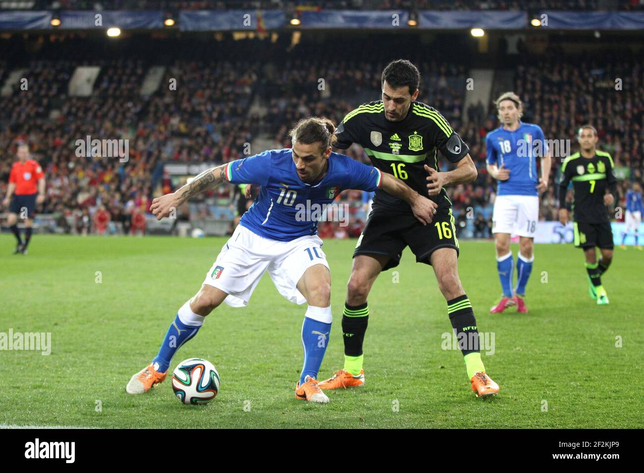 Football - International Friendly Games 2014 - Spain v Italy on March 5, 2014 in Vicente Calderon Stadium of Madrid , Spain - Photo Manuel Blondeau / AOP PRESS / DPPI - Pablo Osvaldo of Italy duels for the ball with Sergio Busquets of Spain Stock Photo