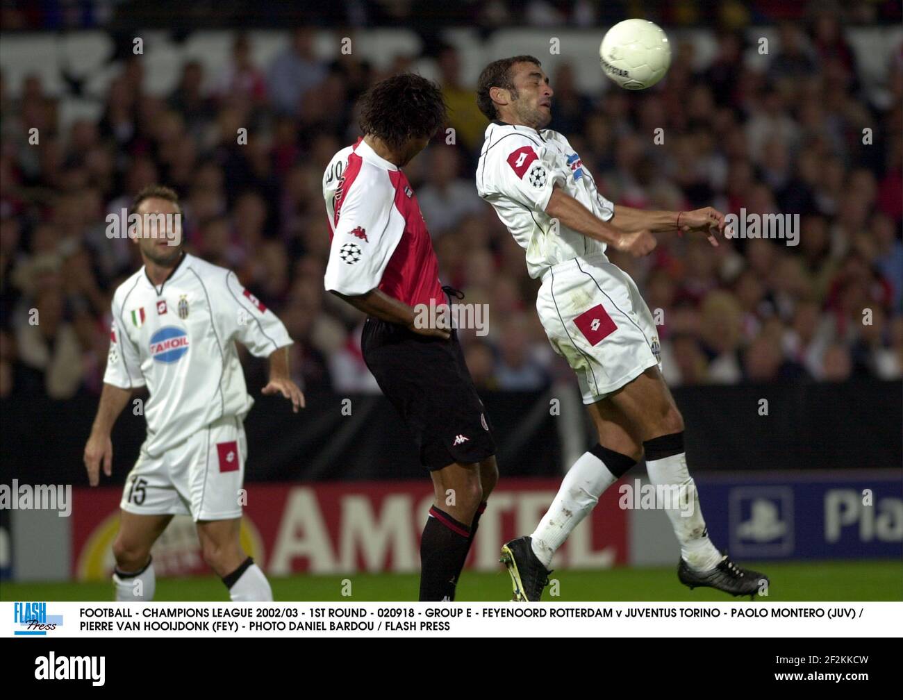 FOOTBALL - CHAMPIONS LEAGUE 2002/03 - 1ST ROUND - 020918 - GROUP E - FEYENOORD ROTTERDAM v JUVENTUS TORINO - PAOLO MONTERO (JUV) / PIERRE VAN HOOIJDONK (FEY) - PHOTO DANIEL BARDOU / FLASH PRESS Stock Photo