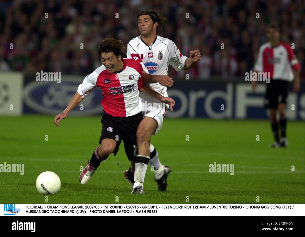 FOOTBALL - CHAMPIONS LEAGUE 2002/03 - 1ST ROUND - 020918 - GROUP E - FEYENOORD ROTTERDAM v JUVENTUS TORINO - CHONG GUG SONG (FEY) / ALESSANDRO TACCHINARDI (JUV) - PHOTO DANIEL BARDOU / FLASH PRESS Stock Photo