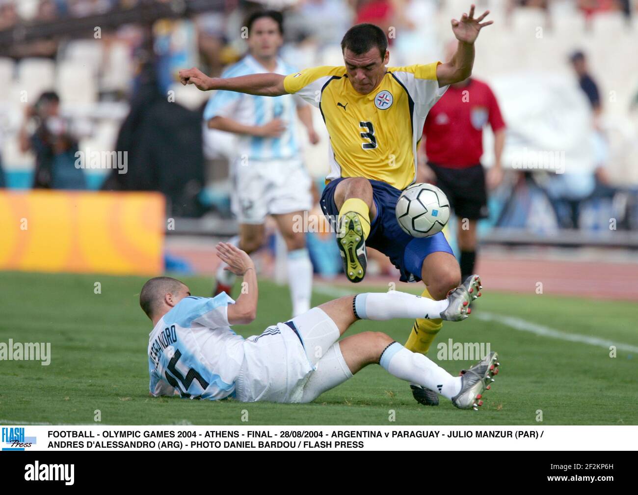 FOOTBALL - OLYMPIC GAMES 2004 - ATHENS - FINAL - 28/08/2004 - ARGENTINA v PARAGUAY - JULIO MANZUR (PAR) / ANDRES D'ALESSANDRO (ARG) - PHOTO DANIEL BARDOU / FLASH PRESS Stock Photo