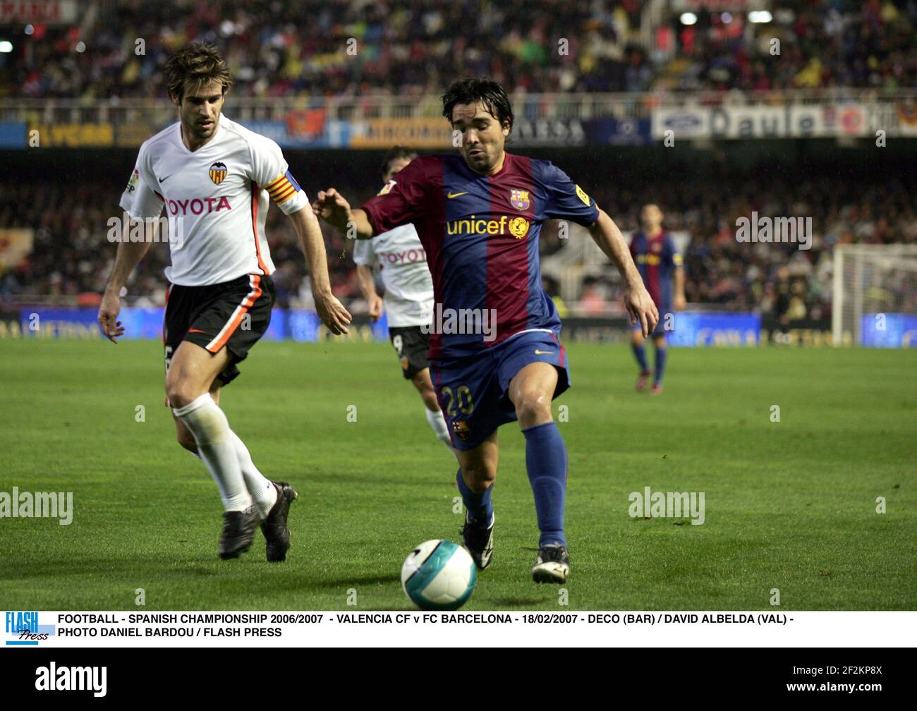 FOOTBALL - SPANISH CHAMPIONSHIP 2006/2007 - VALENCIA CF v FC BARCELONA - 18/02/2007 - DECO (BAR) / DAVID ALBELDA (VAL) - PHOTO DANIEL BARDOU / FLASH PRESS Stock Photo