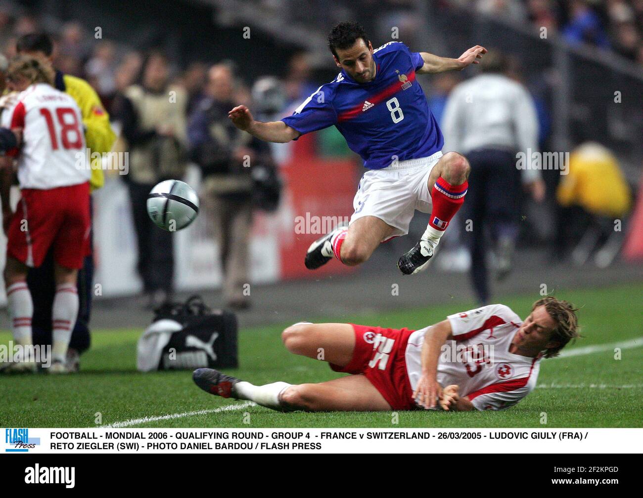 FOOTBALL - MONDIAL 2006 - QUALIFYING ROUND - GROUP 4 - FRANCE v SWITZERLAND - 26/03/2005 - LUDOVIC GIULY (FRA) / RETO ZIEGLER (SWI) - PHOTO DANIEL BARDOU / FLASH PRESS Stock Photo