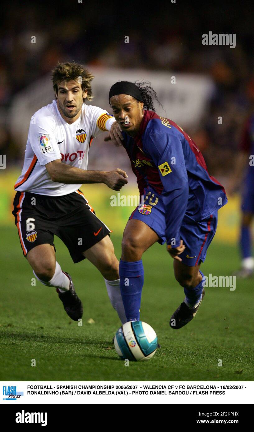 FOOTBALL - SPANISH CHAMPIONSHIP 2006/2007 - VALENCIA CF v FC BARCELONA - 18/02/2007 - RONALDINHO (BAR) / DAVID ALBELDA (VAL) - PHOTO DANIEL BARDOU / FLASH PRESS Stock Photo