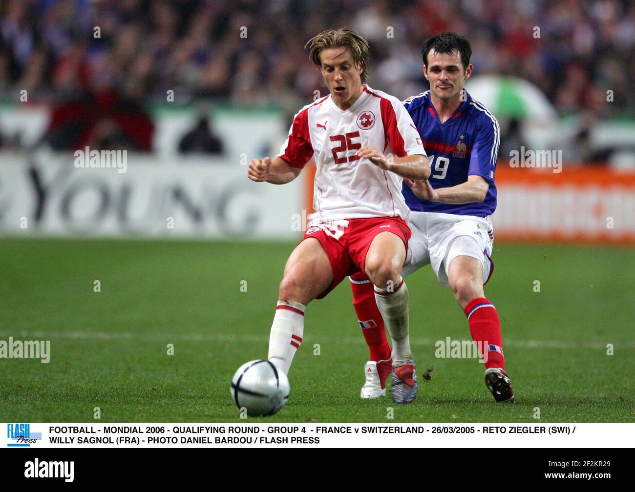 FOOTBALL - MONDIAL 2006 - QUALIFYING ROUND - GROUP 4 - FRANCE v SWITZERLAND - 26/03/2005 - RETO ZIEGLER (SWI) / WILLY SAGNOL (FRA) - PHOTO DANIEL BARDOU / FLASH PRESS Stock Photo