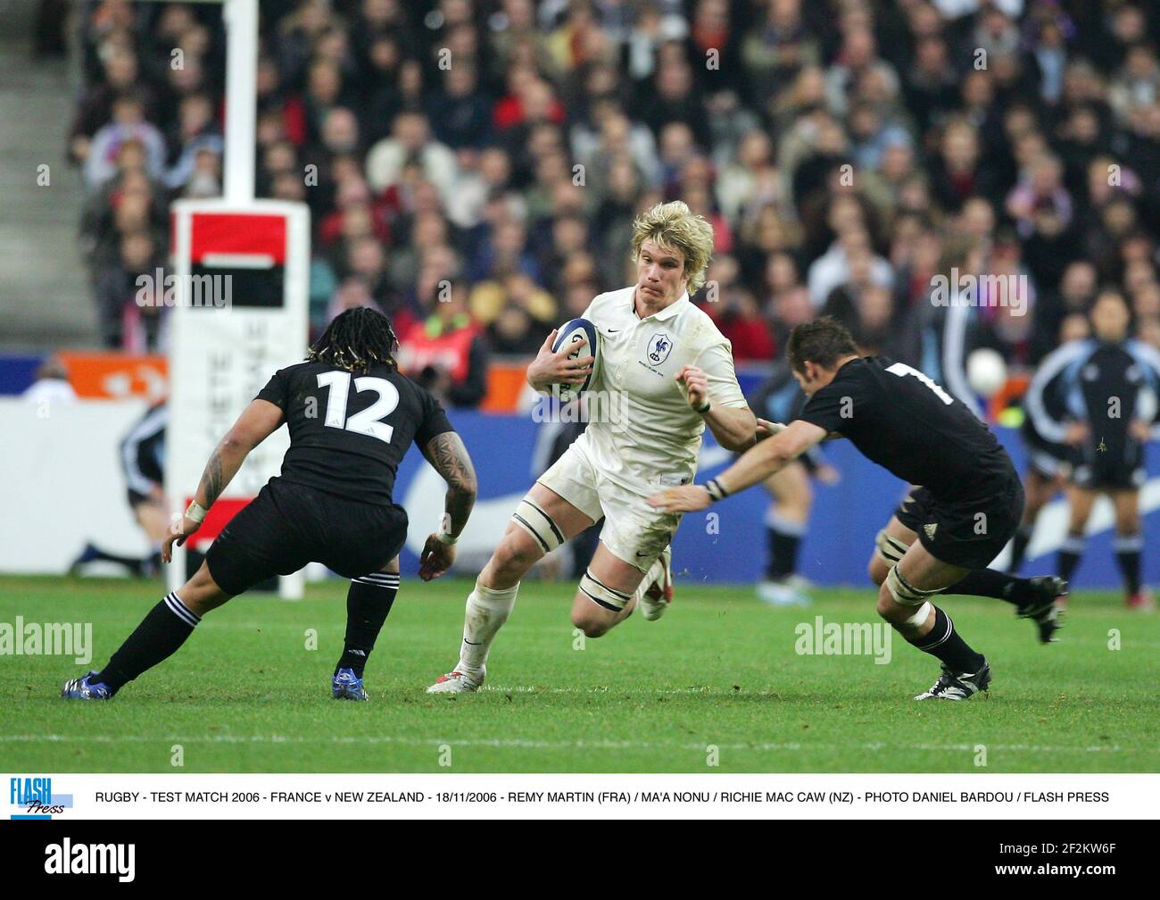 RUGBY - TEST MATCH 2006 - FRANCE v NEW ZEALAND - 18/11/2006 - REMY MARTIN (FRA) / MA'A NONU / RICHIE MAC CAW (NZ) - PHOTO DANIEL BARDOU / FLASH PRESS Stock Photo