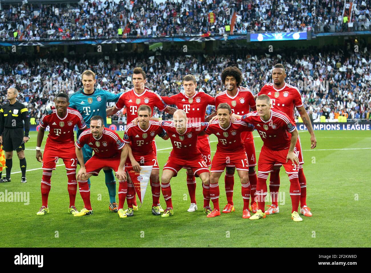 Players of FC Bayern Munich pose for a team photo prior to the UEFA Champions  League 2013/2014 football match semi final, first leg between Real Madrid  and Bayern Munich on April 23,