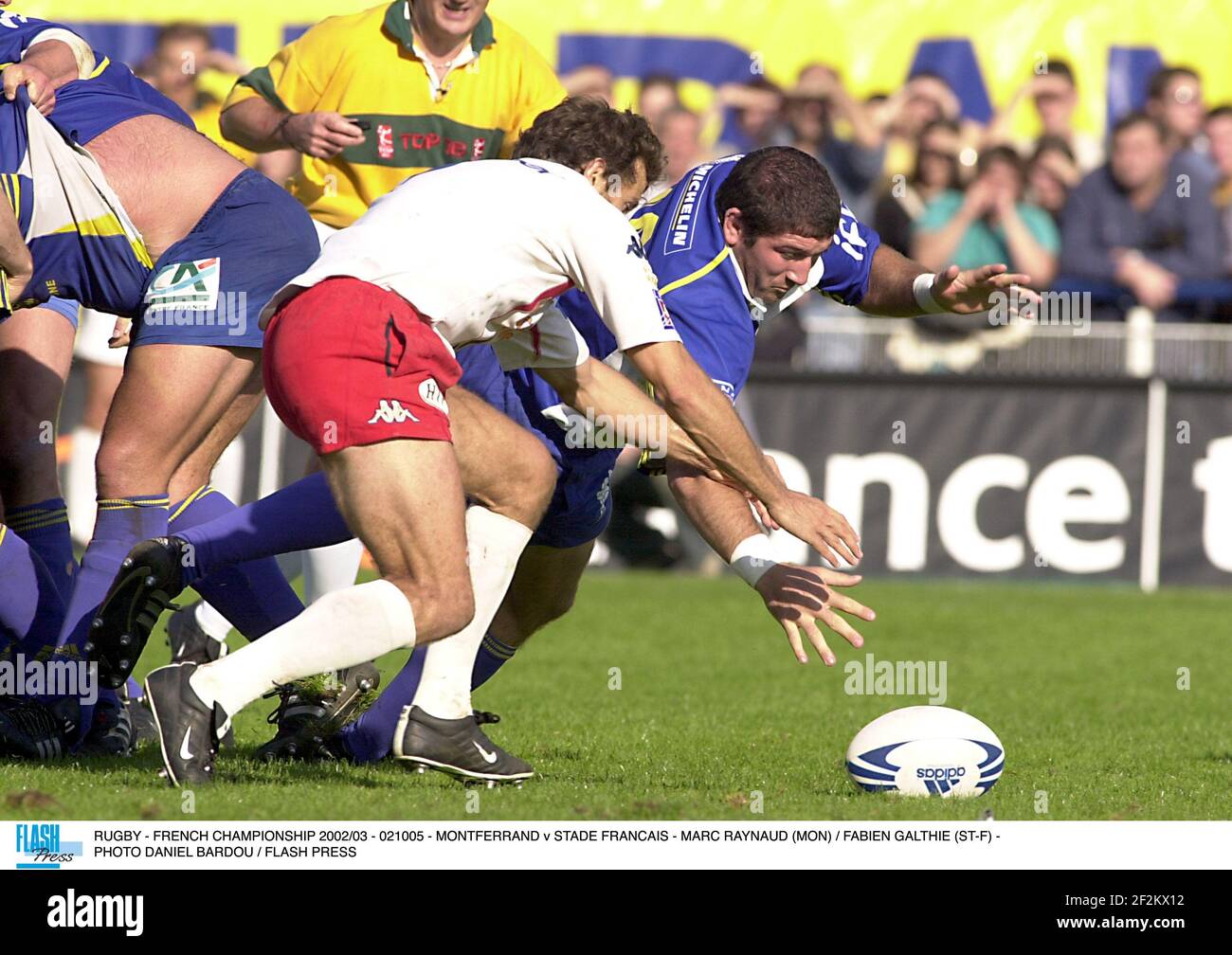 RUGBY - FRENCH CHAMPIONSHIP 2002/03 - 021005 - MONTFERRAND v STADE FRANCAIS - MARC RAYNAUD (MON) / FABIEN GALTHIE (ST-F) - PHOTO DANIEL BARDOU / FLASH PRESS Stock Photo