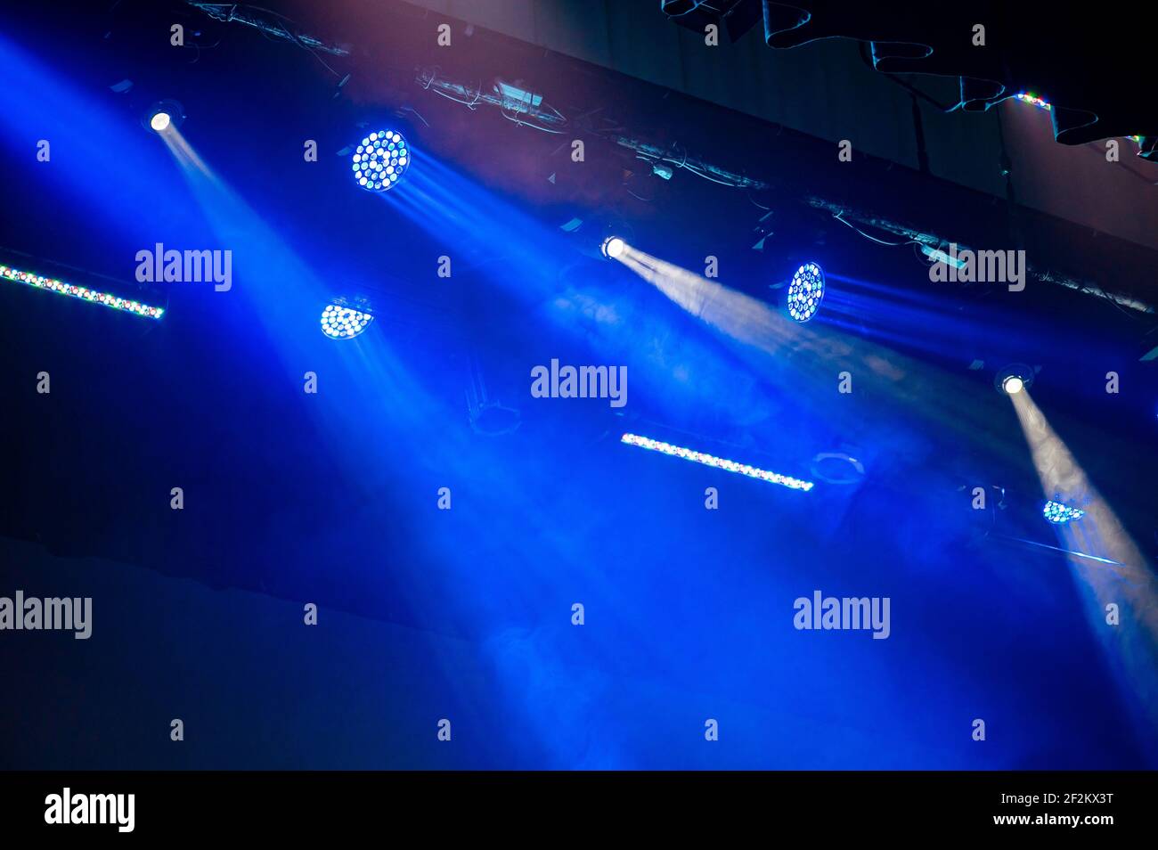 Stage lighting spotlights hires stock photography and images Alamy