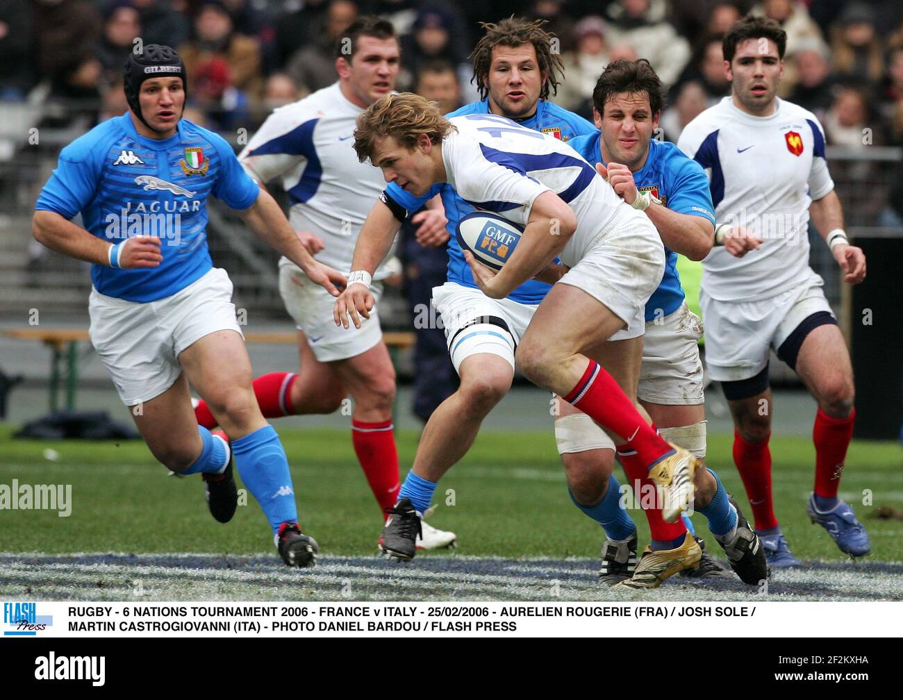 RUGBY - 6 NATIONS TOURNAMENT 2006 - FRANCE v ITALY - 25/02/2006 - AURELIEN ROUGERIE (FRA) / JOSH SOLE / MARTIN CASTROGIOVANNI (ITA) - PHOTO DANIEL BARDOU / FLASH PRESS Stock Photo