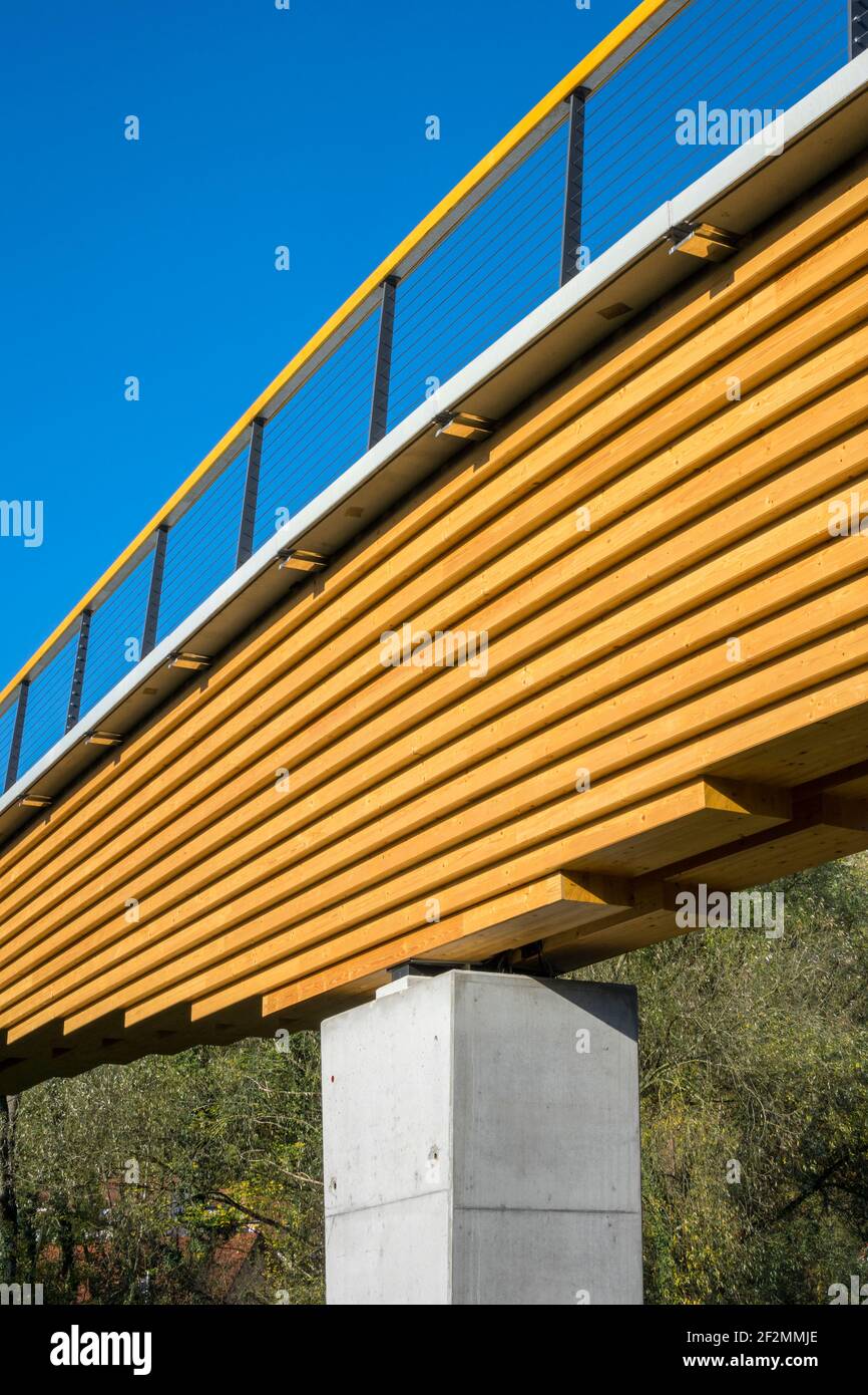 Germany, Baden-Wuerttemberg, Neckartenzlingen, the pedestrian and cycle path bridge opened in July 2017. is a 3-field block girder bridge made of glued laminated timber. The Neckar Valley Cycle Path crosses the Neckar on the 96 m long bridge. Wood consumption approx. 230 m3, CO2 balance approx. 230 tons Stock Photo