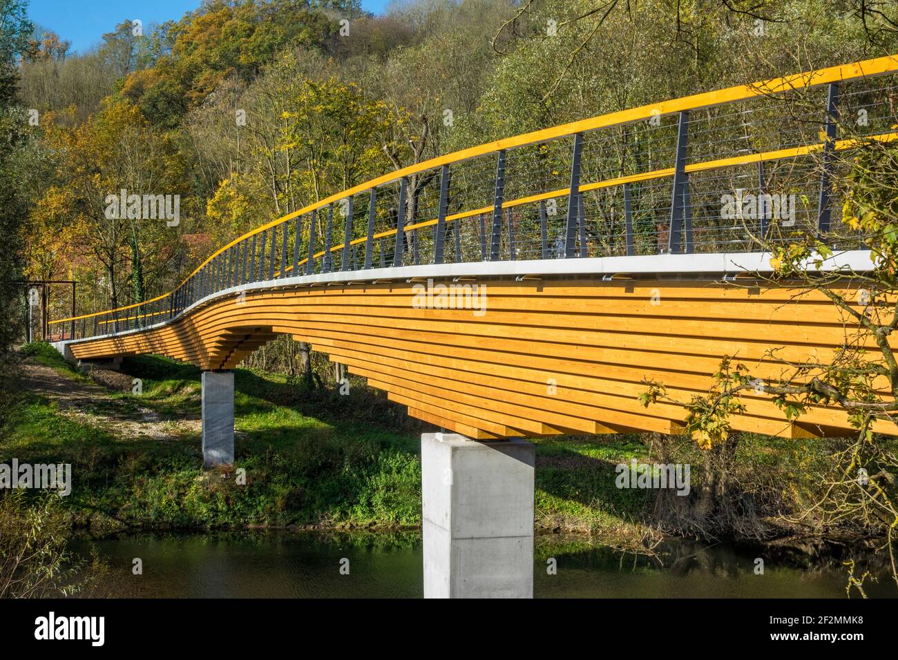 Germany, Baden-Wuerttemberg, Neckartenzlingen, the pedestrian and cycle path bridge opened in July 2017. is a 3-field block girder bridge made of glued laminated timber. The Neckar Valley Cycle Path crosses the Neckar on the 96 m long bridge. Wood consumption approx. 230 m3, CO2 balance approx. 230 tons Stock Photo