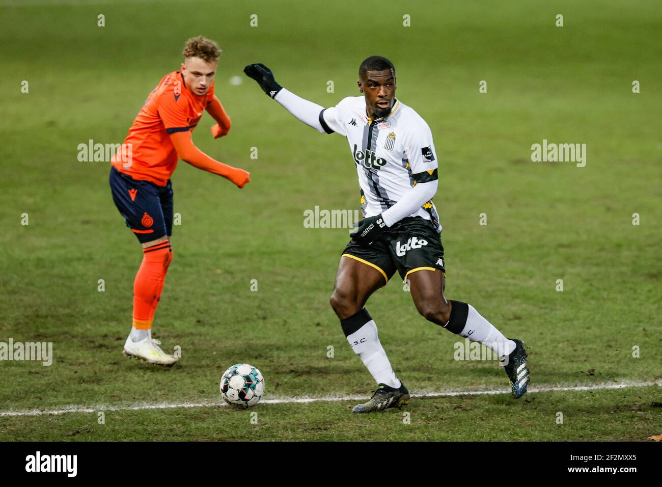 Club's Noa Lang and Charleroi's Cedric Kipre fight for the ball during a postponed soccer match between Sporting Charleroi and Club Brugge KV, Friday Stock Photo