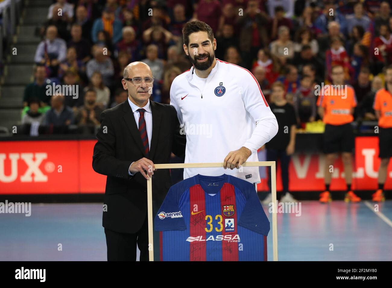 Nikola Karabatic of Paris SG is honnored and receives one of his former  dedicated jersey by Joan Blade of FC Barcelona ahead of the EHF Champions  League, Group A, Handball match between