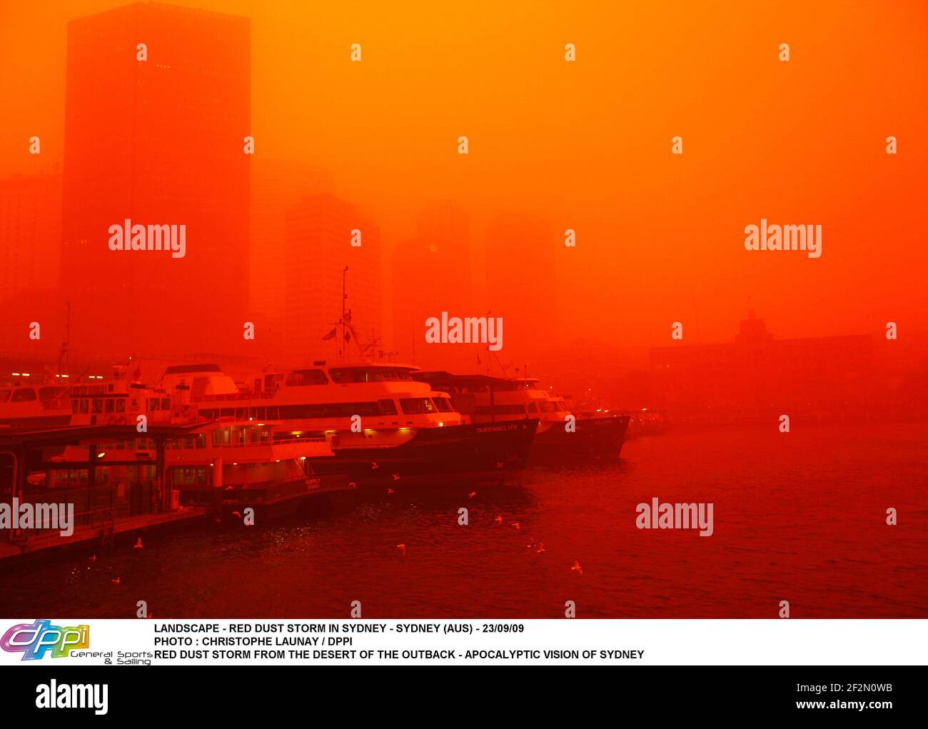 LANDSCAPE - RED DUST STORM IN SYDNEY - SYDNEY (AUS) - 23/09/09PHOTO : CHRISTOPHE LAUNAY / DPPI RED DUST STORM FROM THE DESERT OF THE OUTBACK - APOCALYPTIC VISION OF SYDNEY Stock Photo