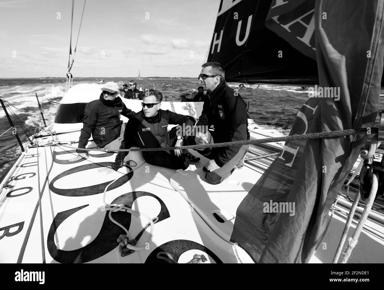 SAILING - ARTEMIS CHALLENGE - AROUND THE ISLE OF WIGHT - GREAT BRITAIN - 10/08/2011 - PHOTO : CHRISTOPHE LAUNAY / DPPI - Onboard Hugo Boss - Skipper Alex Thomson & Crew along with celebrity Ewan McGregor (Actor) Stock Photo