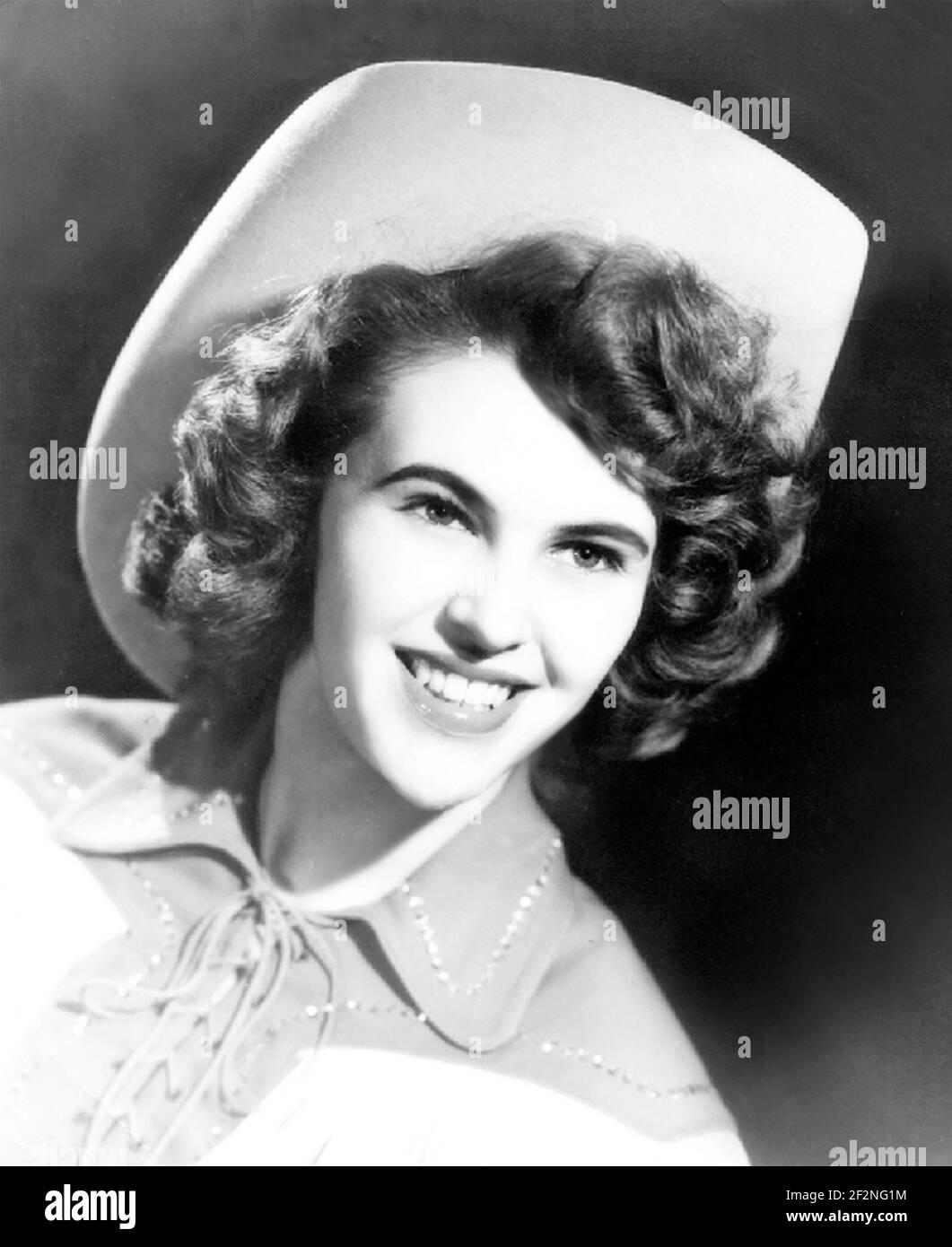 WANDA JACKSON Promotional photo of American rockabilly singer and songwriter about 1956 Stock