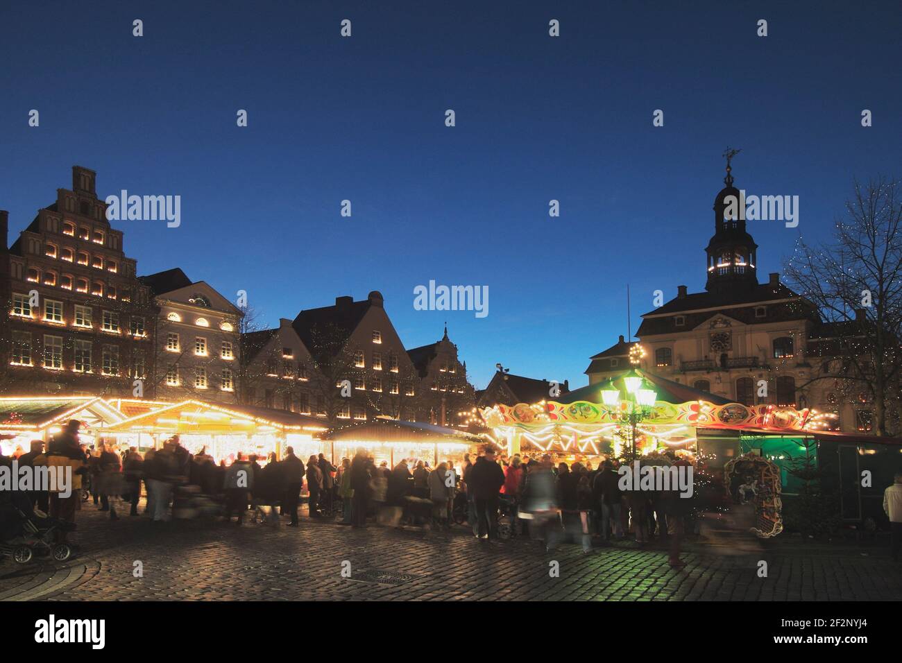 Weihnachtsmarkt vor dem alten Rathaus, Am Markt, Lüneburg, Lüneburger Heide, Niedersachsen, Deutschland, Europe | Christmas market in front of the old Stock Photo
