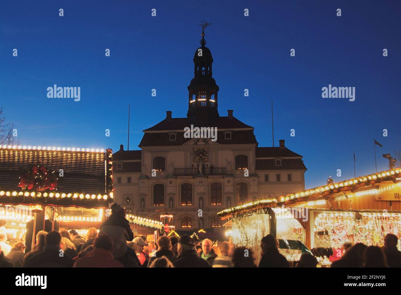 Weihnachtsmarkt vor dem alten Rathaus, Am Markt, Lüneburg, Lüneburger Heide, Niedersachsen, Deutschland, Europe | Christmas market in front of the old Stock Photo