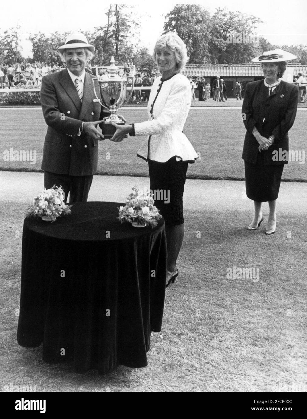 SIR ERNEST HARRISON CHIEF EXECUTIVE OF RACAL ELECTRONICS PRESENTS THE NASSAU STAKES TROPHY TO JOAN LEAK REPRESENTING NON DE PLUMES OWNER SHEIKH MOHAMMED AT GOODWOOD. PIC MIKE WALKER, 2003 Stock Photo