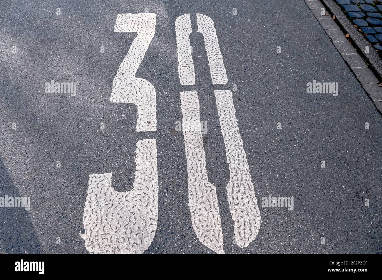 20 km h speed limit sign hi-res stock photography and images - Alamy