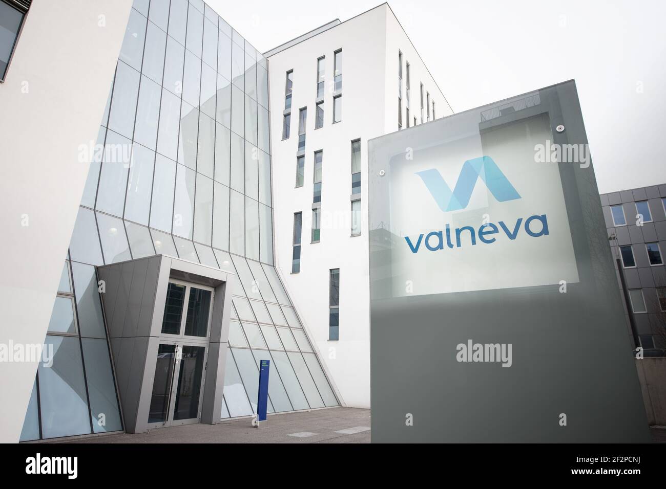 In September 2020, Valneva announced a collaboration with the UK government, which has the option to purchase up to 190 million doses through 2025 . Following an initial order for 60 million doses to be delivered in 2021, the UK Government exercised an option in January 2021 to order 40 million for supply in 2022 . This brings the total volume of the Valneva vaccine ordered by UK Government to 100 million doses and the UK Government retains options over a further 90 million doses for supply between 2023 and 2025. UK government is also investing up-front in the scale up  vaccine development ... Stock Photo