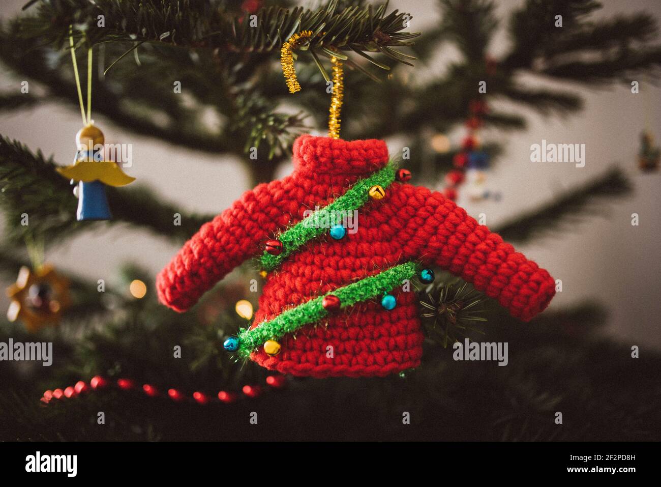 red Christmas jumper tree charm, self-crocheted tree decorations Stock Photo