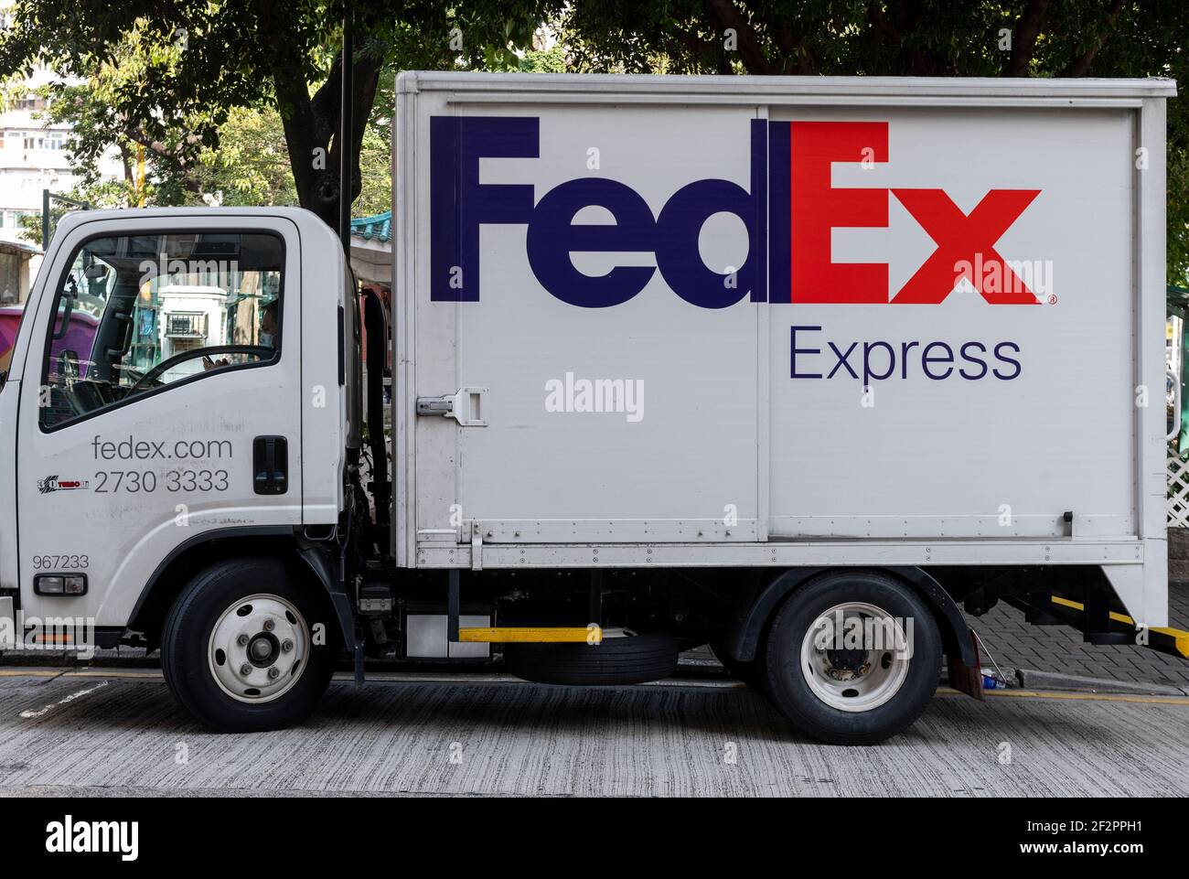 USA運輸会社FedEx アメリカ民間貨物輸送フェデックスのMD-11型機が横田基地を