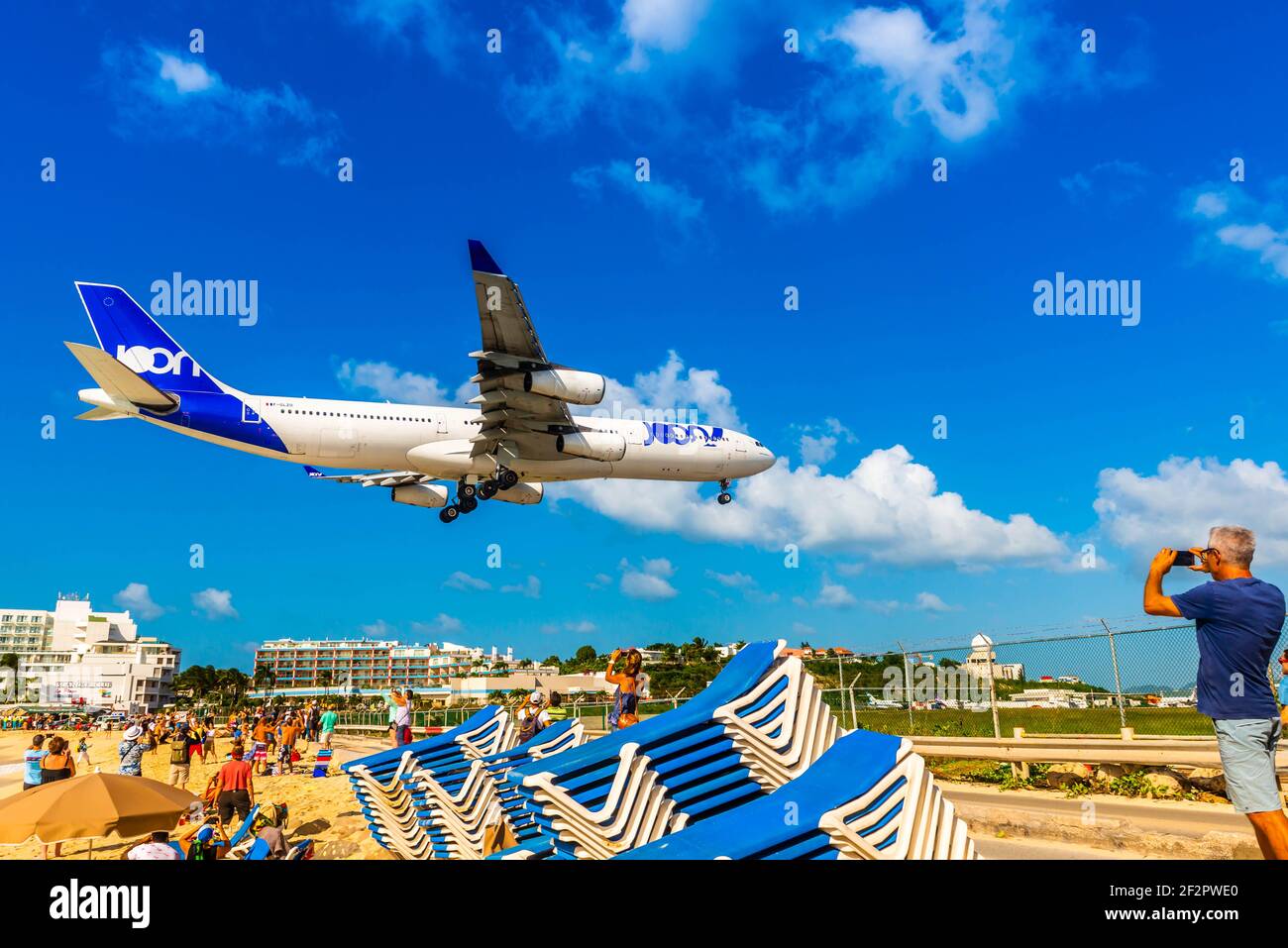 Landing of an airplane from Maho beach on the island of Saint Martin in the Caribbean Stock Photo