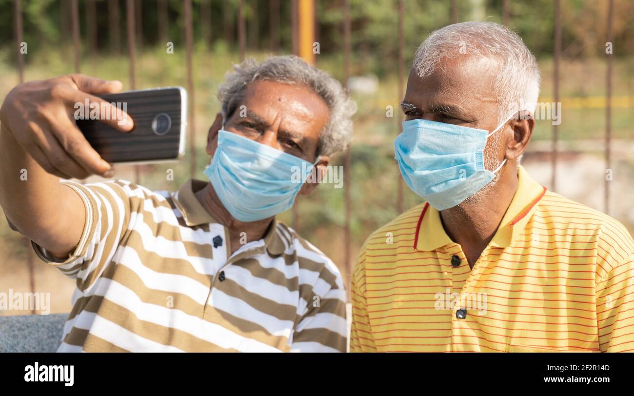 Elderly indian friends hi-res stock photography and images - Alamy