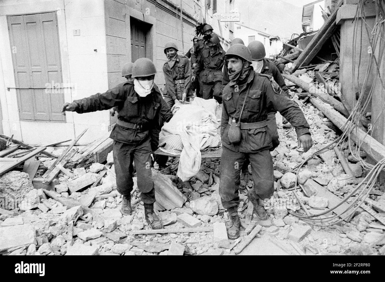 Earthquake in Friuli (Northern Italy), recovery of a victim's body in Osoppo (May 1976) Stock Photo