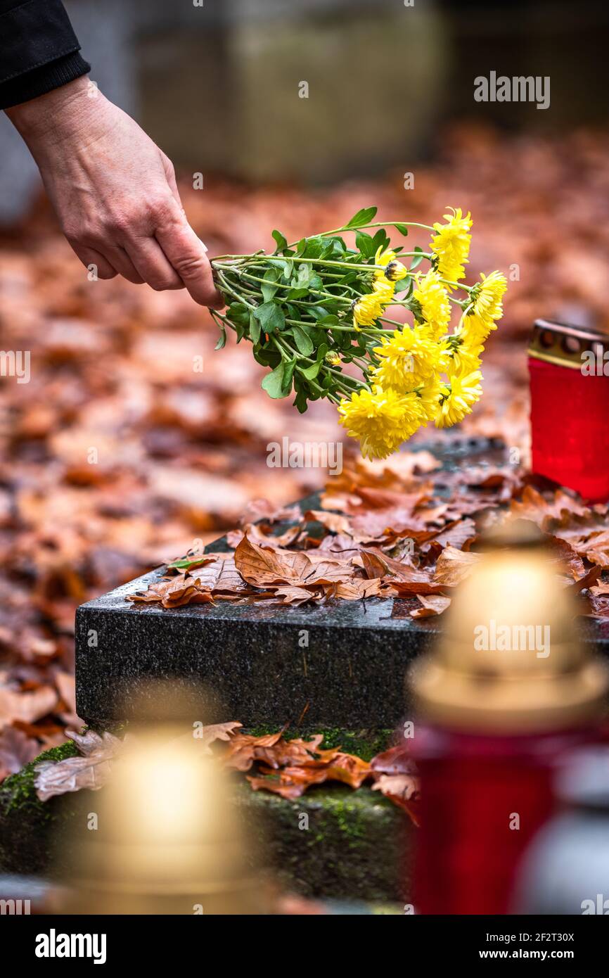 People praying at cemetery hires stock photography and images Alamy