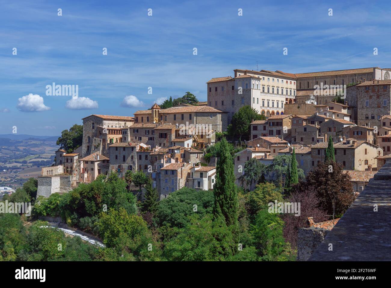 Italian medieval hill town hi-res stock photography and images - Alamy
