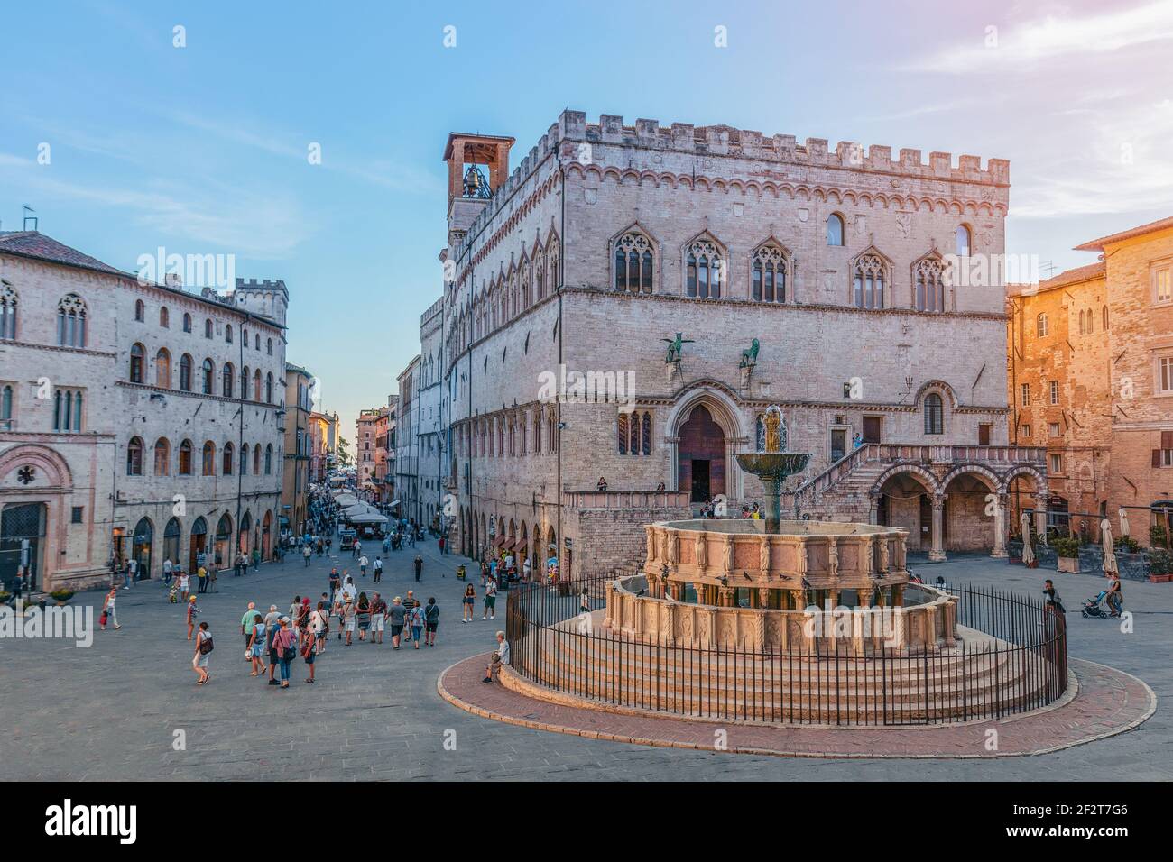 PERUGIA, ITALY - SEPTEMBER 11, 2018: View of the scenic main square (Piazza IV Novembre) and fountain (Fontana Maggiore) masterpiece of medieval archi Stock Photo