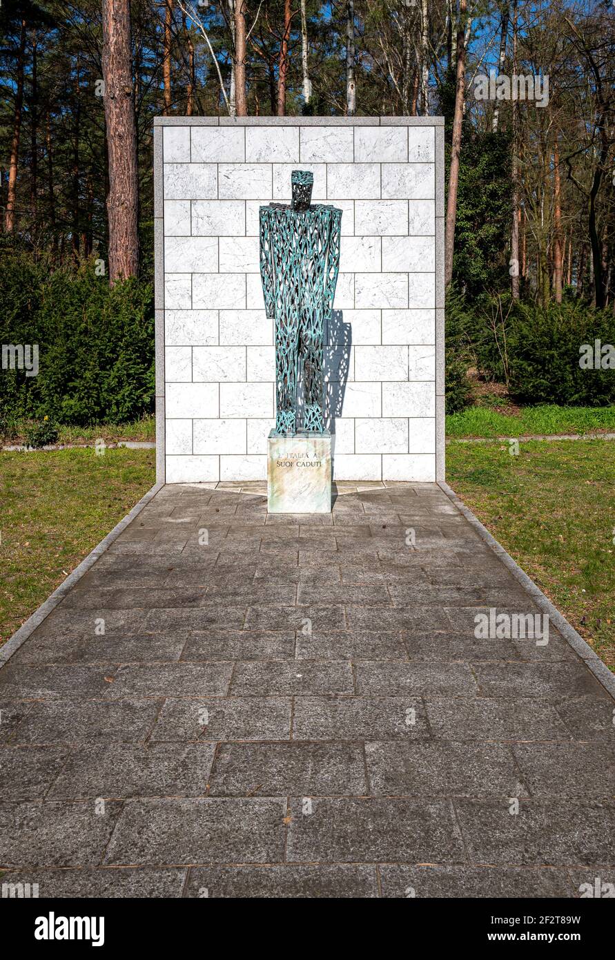 Italienische Ehrenfriedhof  für gefallene Soldaten  auf dem Waldfriedhof Stock Photo