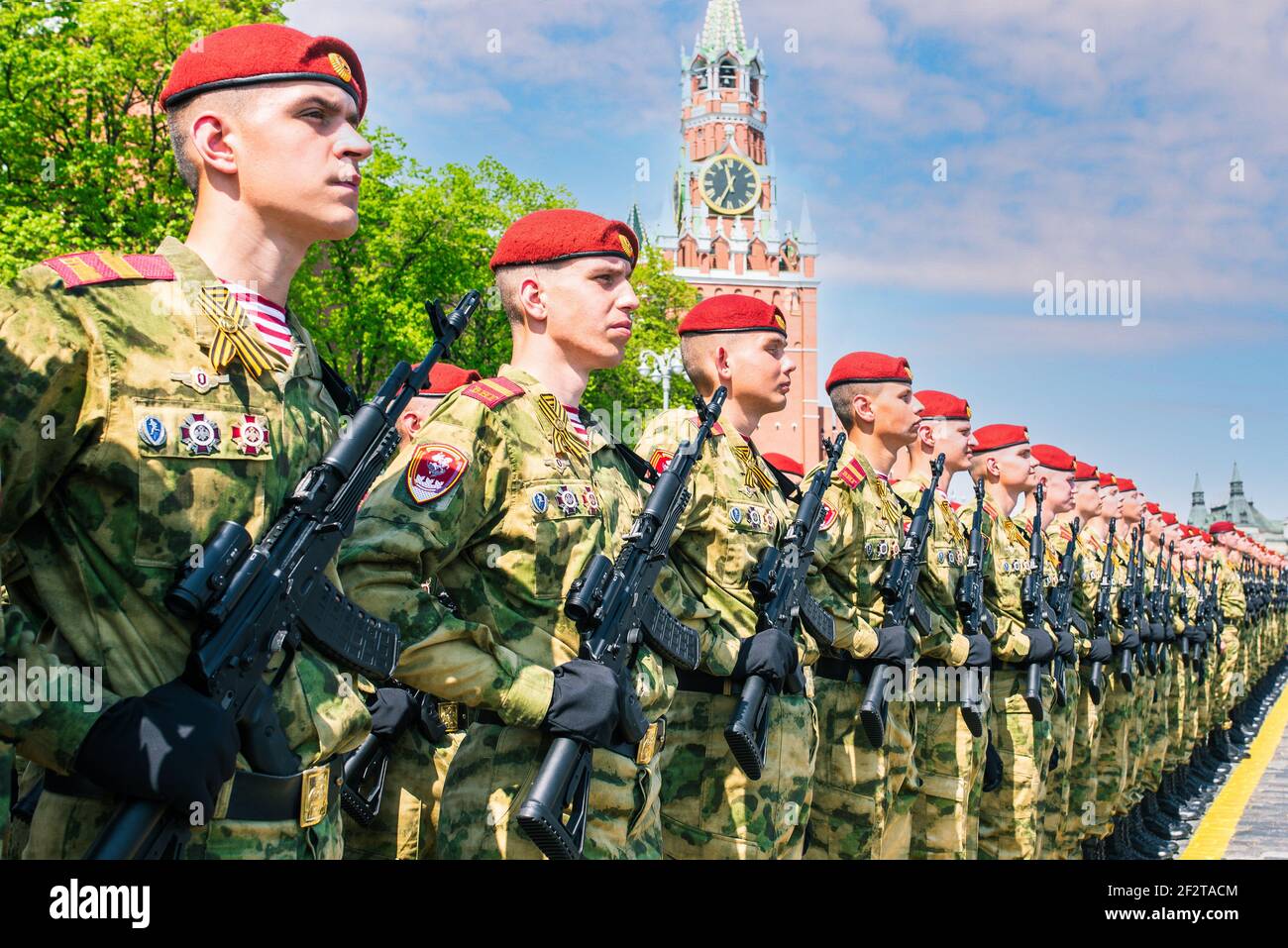 Detachment of fighters in red berets and green uniforms on Red Square in  Moscow. Young armed soldiers. Russian army with machine guns: Moscow, Russia  Stock Photo - Alamy